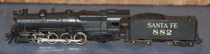 HO Scale Santa Fe ATSF 882 Diecast 2-8-2 Steam Locomotive & Tender