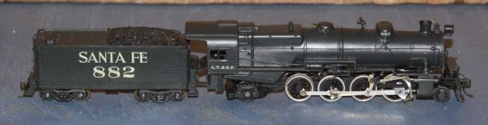 HO Scale Santa Fe ATSF 882 Diecast 2-8-2 Steam Locomotive & Tender